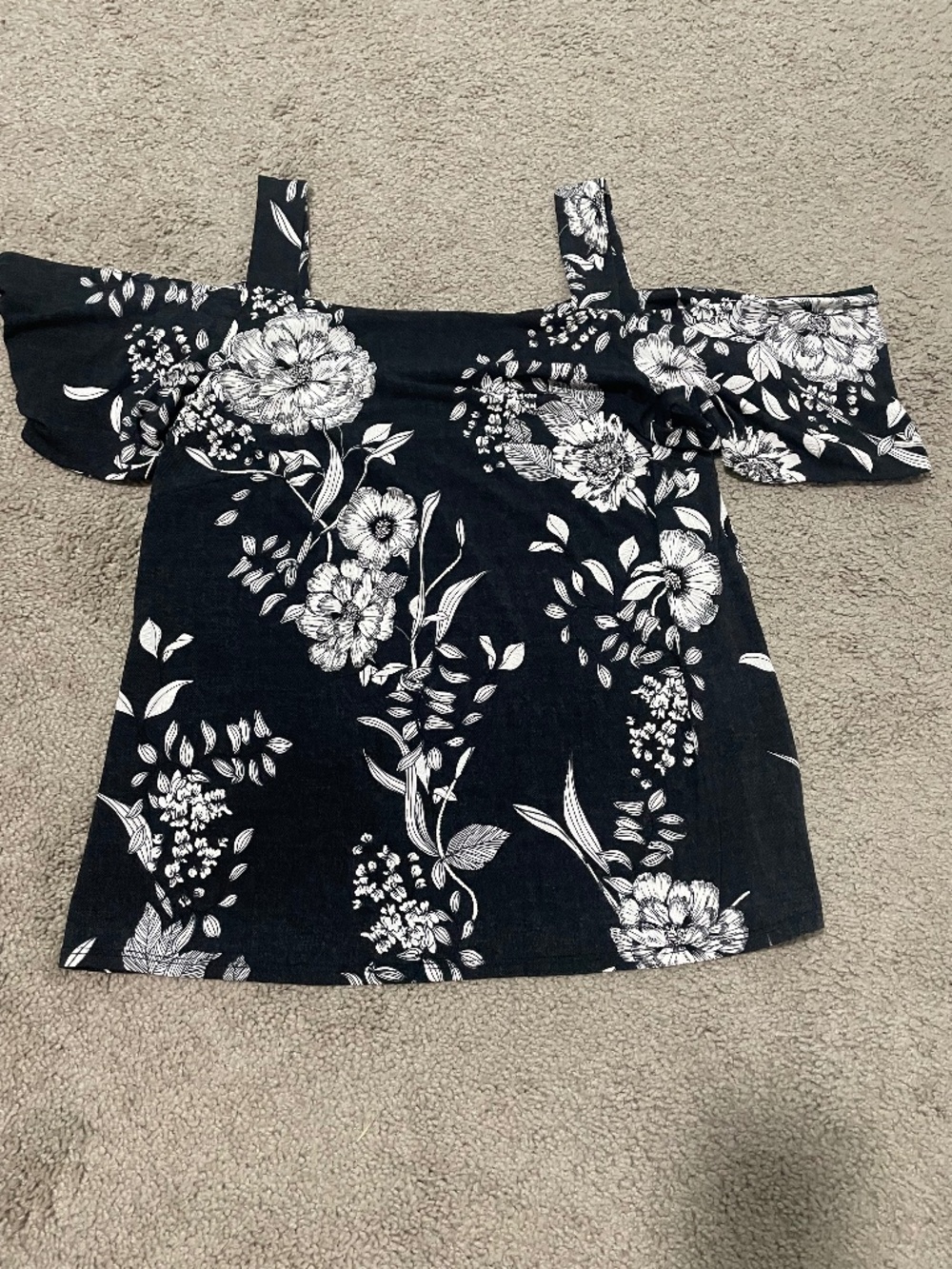 INC-Black & White Top